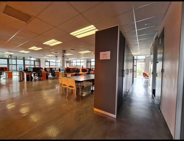 296M² OFFICE TO LET IN BRYANSTON